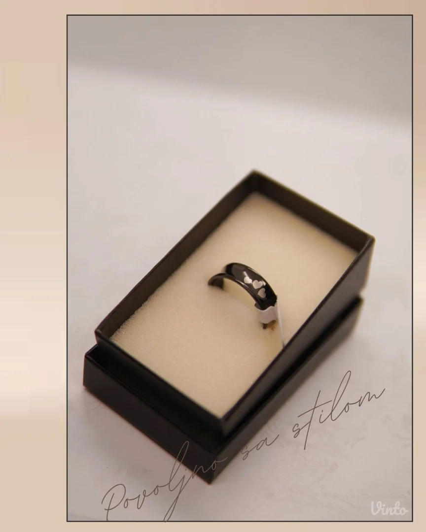 9.6.4.21. Nov crni muški prsten sa srcima