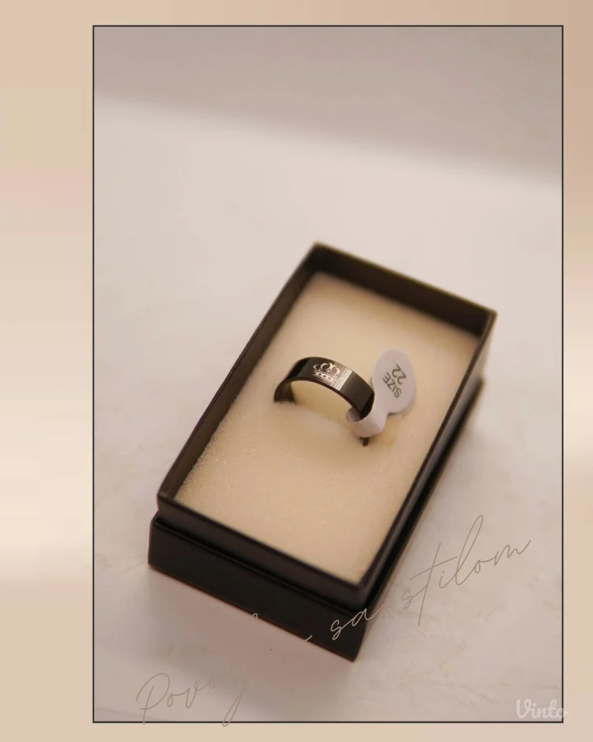 9.6.2.22. Nov crni muški prsten sa motivom krune