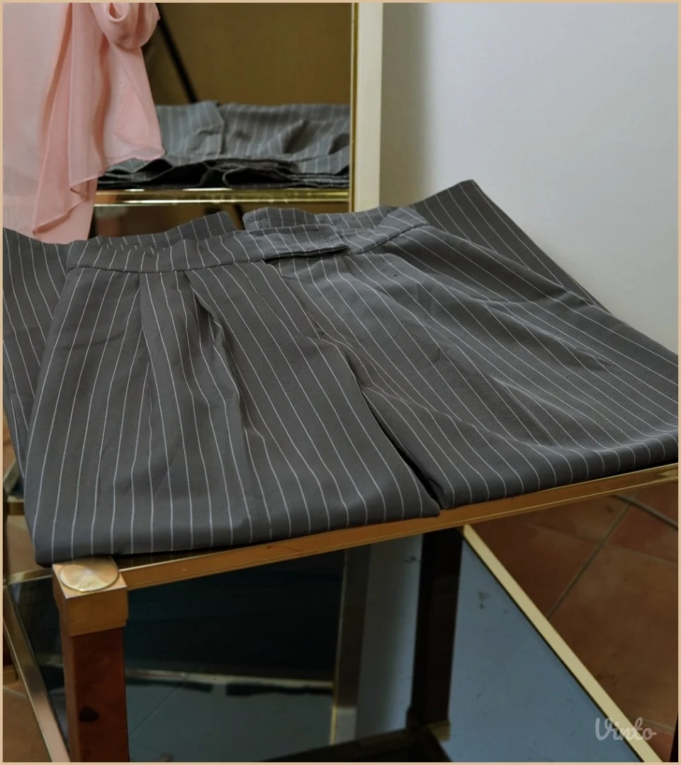 5.4.2. Sive elegantne pantalone sa štraftama M