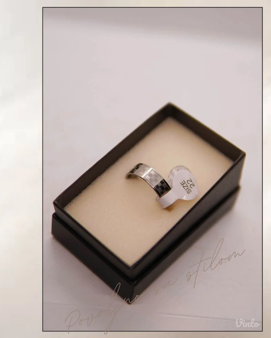 9.6.16.22. Nov prsten sa elegantnim detaljima