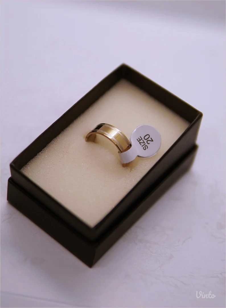 9.6.9.20. Muški prsten klasičan zlatna boja