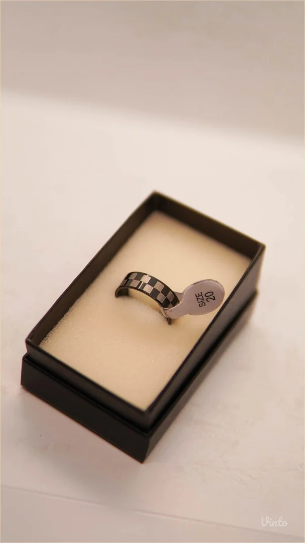 9.6.5.20. Nov crni muški prsten šah stil