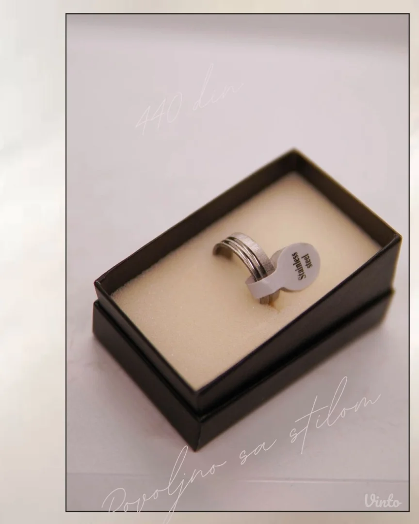 9.6.17.21. Nov muški prsten sa linijskim detaljem