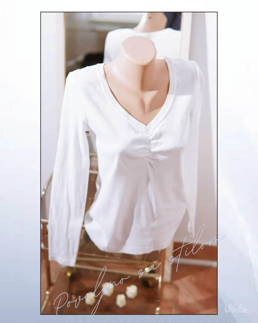 4.5. Bela pamučna majica sa V izrezom M