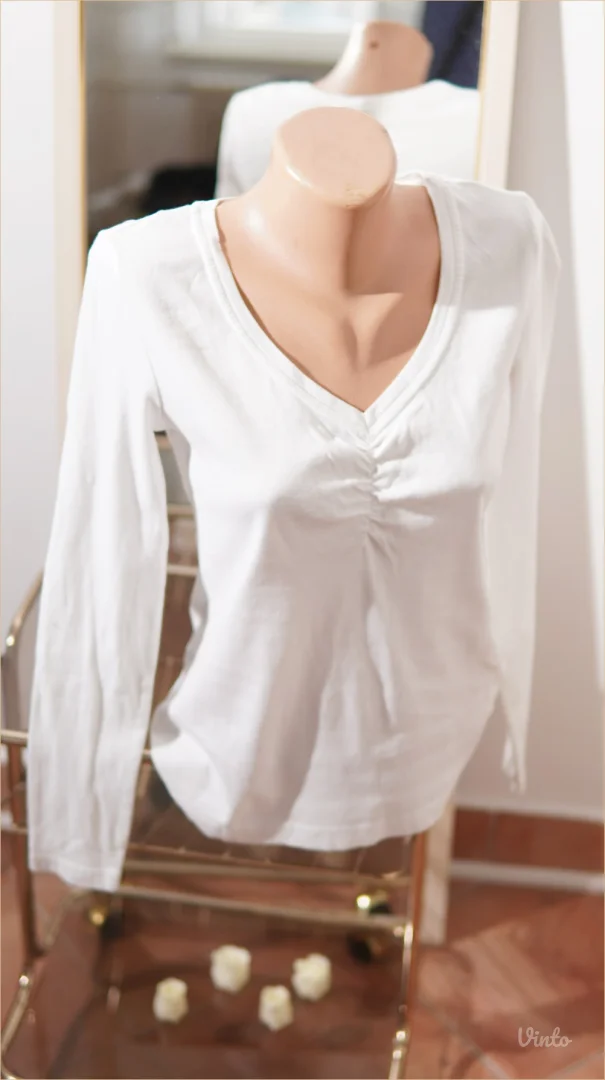 4.5. Bela pamučna majica sa V izrezom M