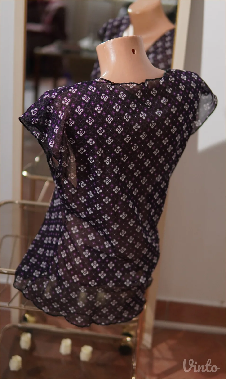 3.3. Lagana crna cvetna bluza S
