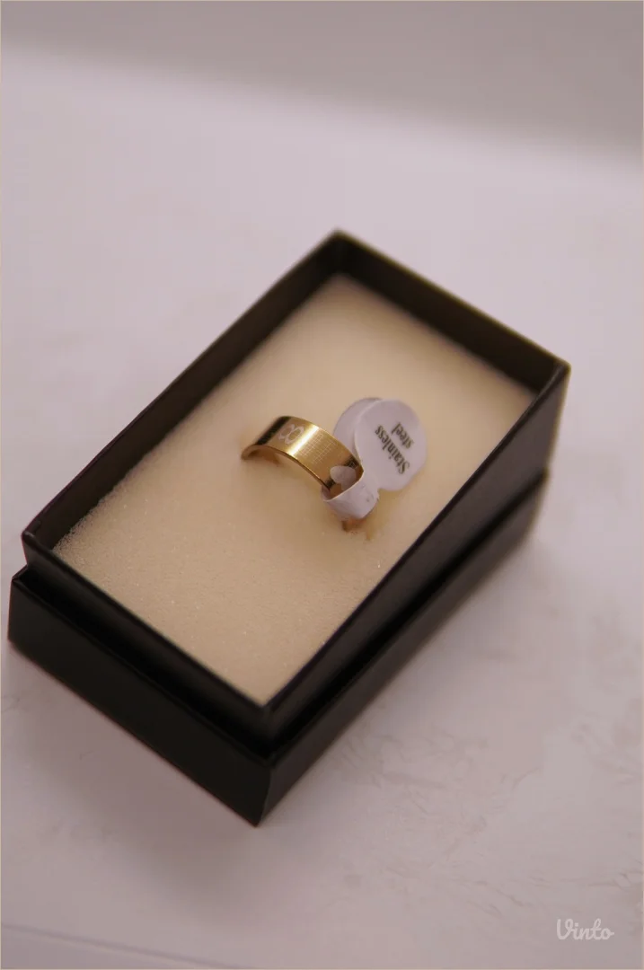 9.6.8.19. Muški prsten sa srcem zlatna boja