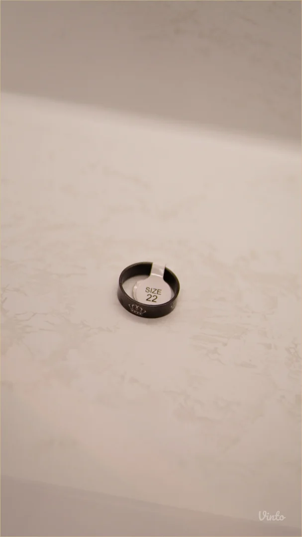 9.6.2.22. Nov crni muški prsten sa motivom krune