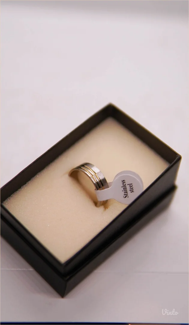 9.6.19.20. Nov elegantan muški prsten u dve boje