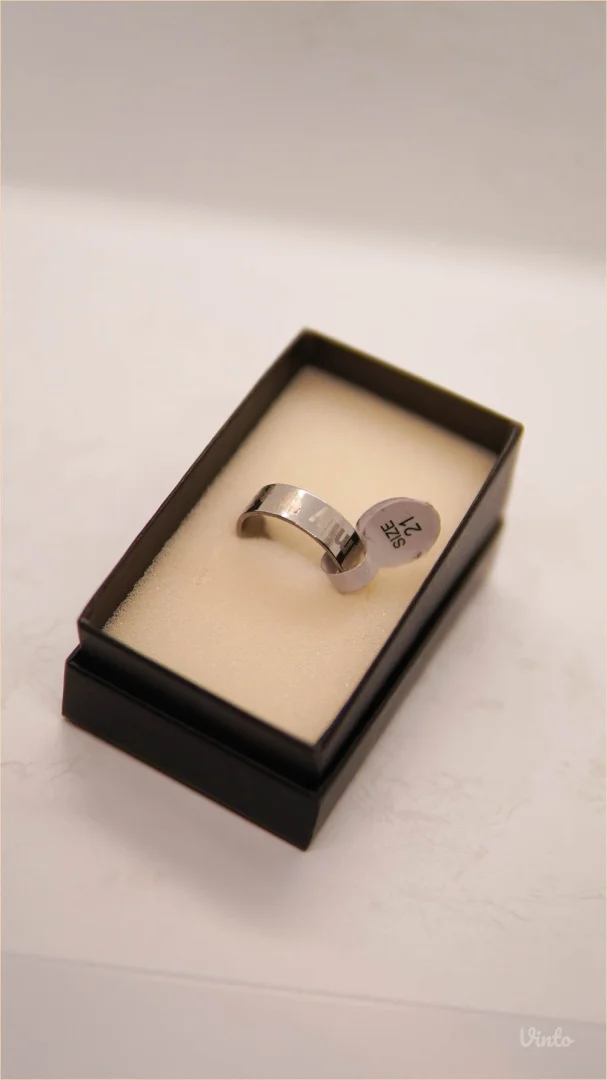 9.6.15.21. Nov muški prsten elegantnog dizajna