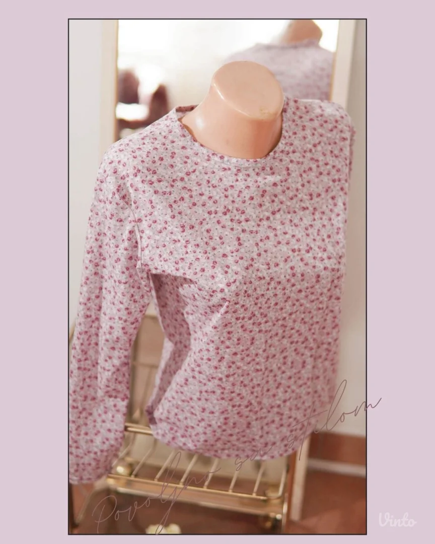 4.5. Majica roze na cvetiće M