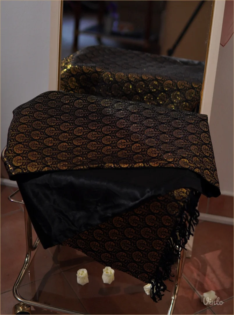 9.0. Crno zlatna svečana ešarpa