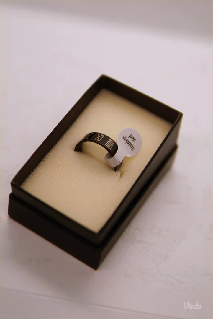 9.6.6.21. Crni prsten sa rimskim brojevima