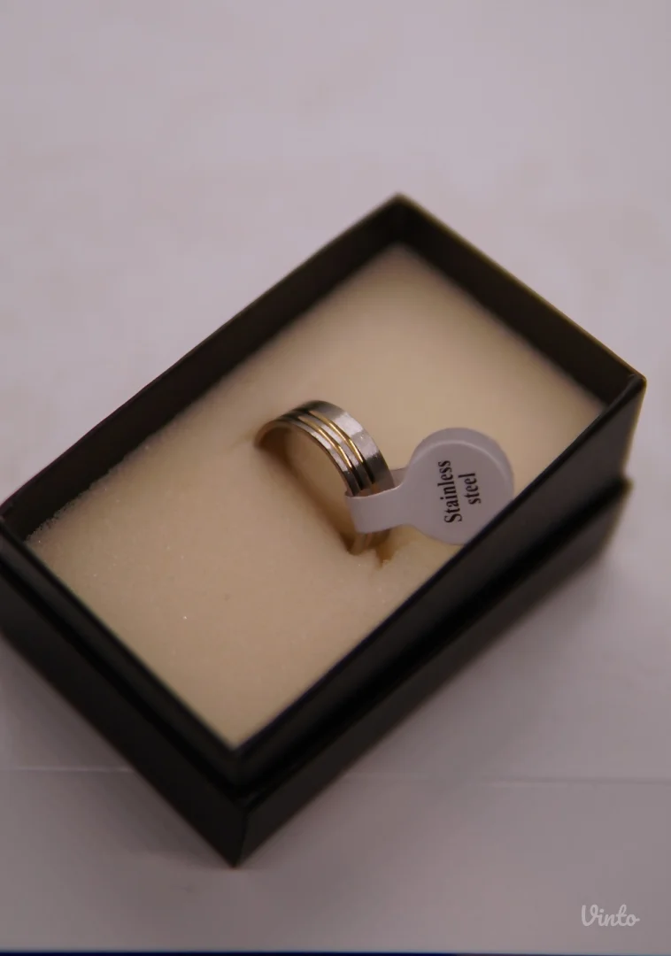 9.6.19.20. Nov elegantan muški prsten u dve boje