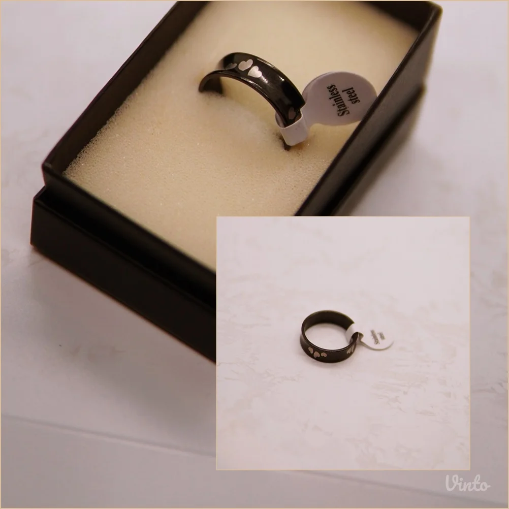 9.6.4.21. Nov crni muški prsten sa srcima