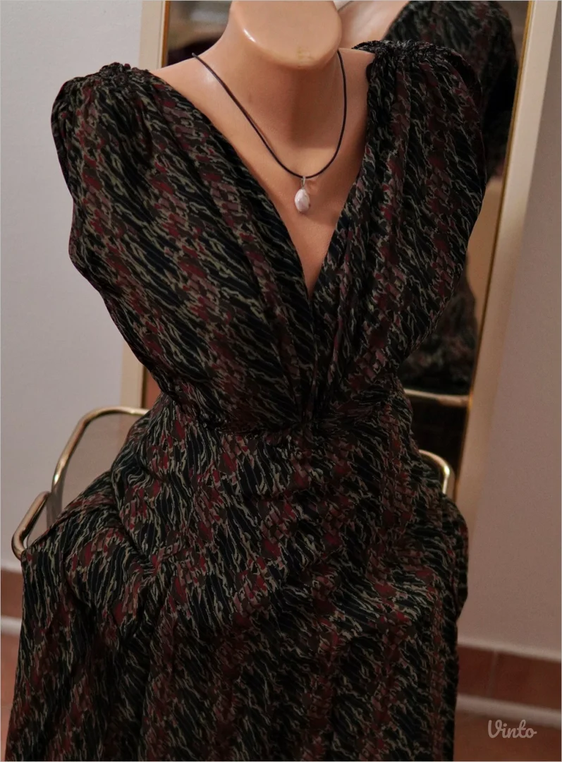 1.5. Elegantna haljina sa dubokim izrezom M