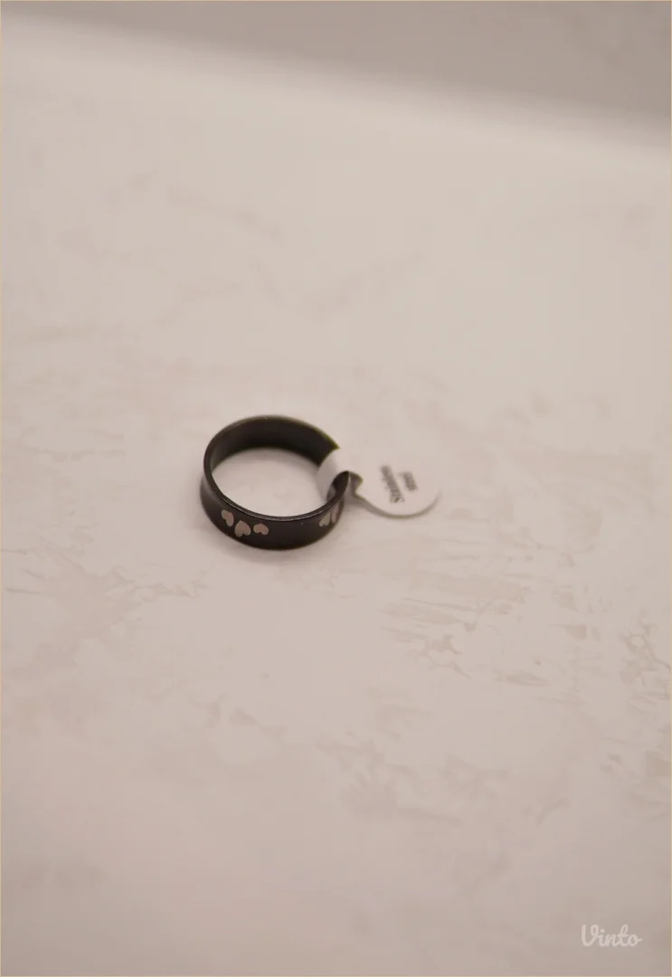 9.6.4.21. Nov crni muški prsten sa srcima