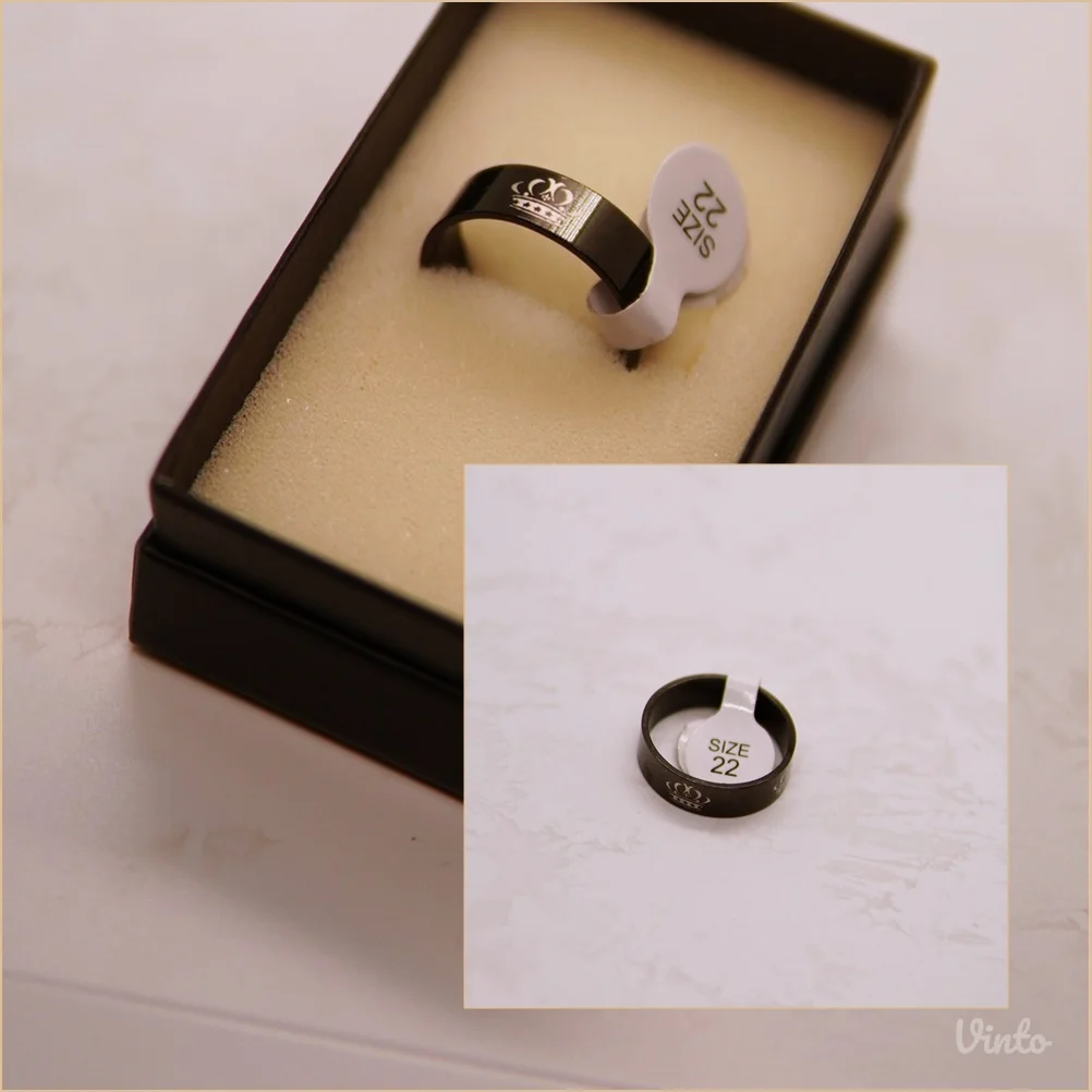 9.6.2.22. Nov crni muški prsten sa motivom krune