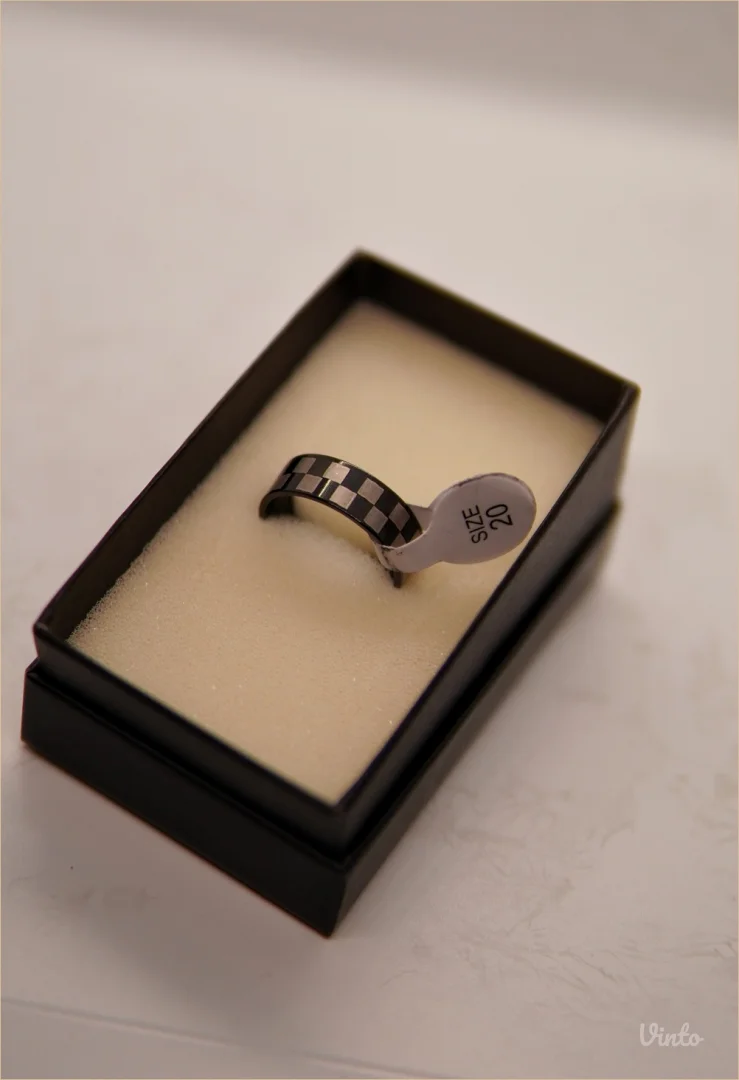 9.6.5.20. Nov crni muški prsten šah stil