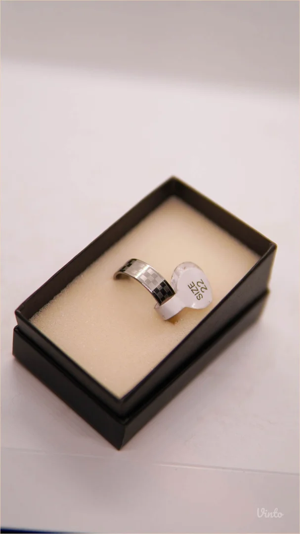 9.6.16.22. Nov prsten sa elegantnim detaljima