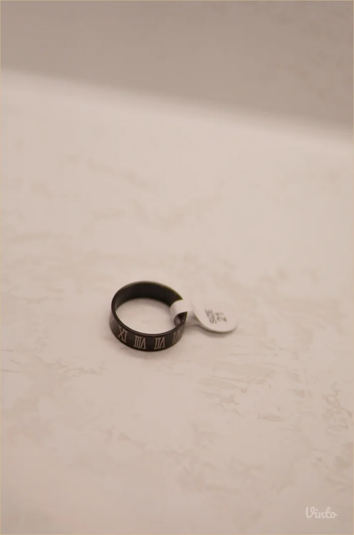 9.6.6.21. Crni prsten sa rimskim brojevima