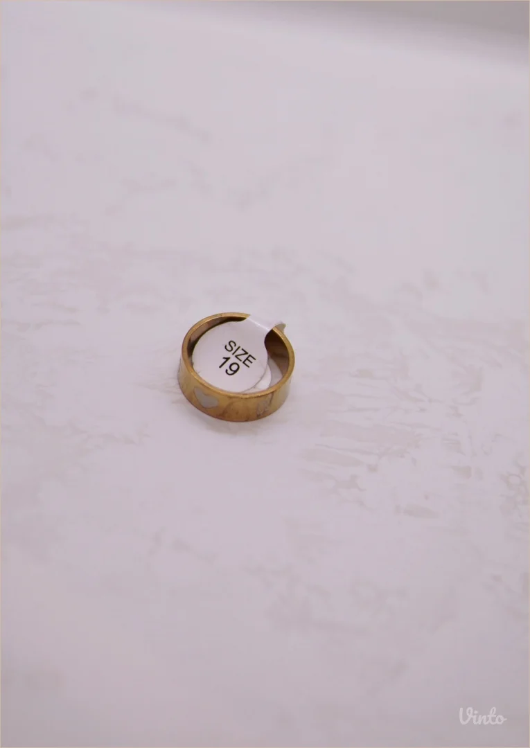 9.6.8.19. Muški prsten sa srcem zlatna boja