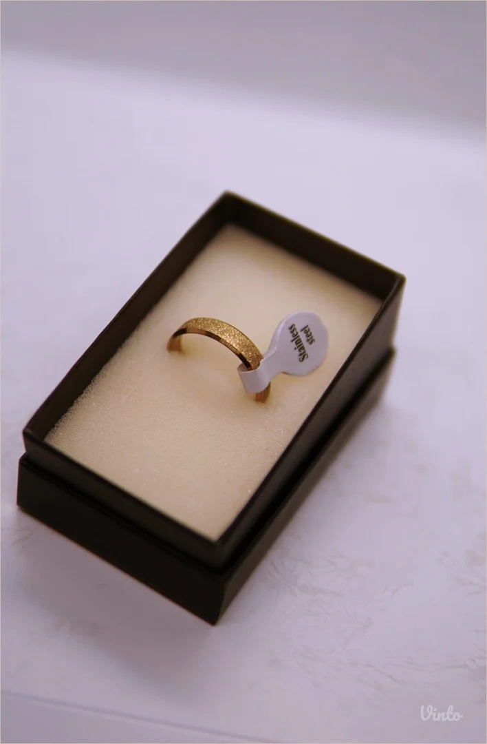 9.6.7.22. Muški prsten u zlatnoj boji mat