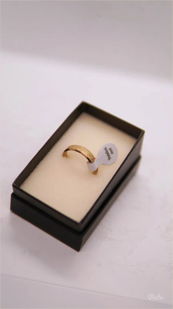 9.6.7.22. Muški prsten u zlatnoj boji mat