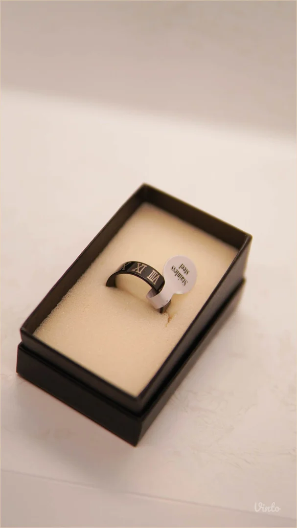 9.6.6.21. Crni prsten sa rimskim brojevima