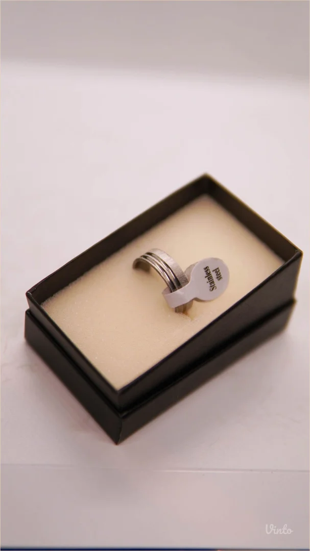 9.6.17.21. Nov muški prsten sa linijskim detaljem