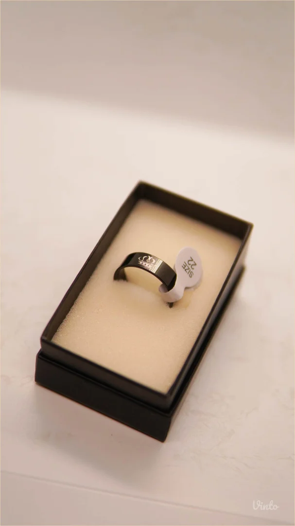 9.6.2.22. Nov crni muški prsten sa motivom krune