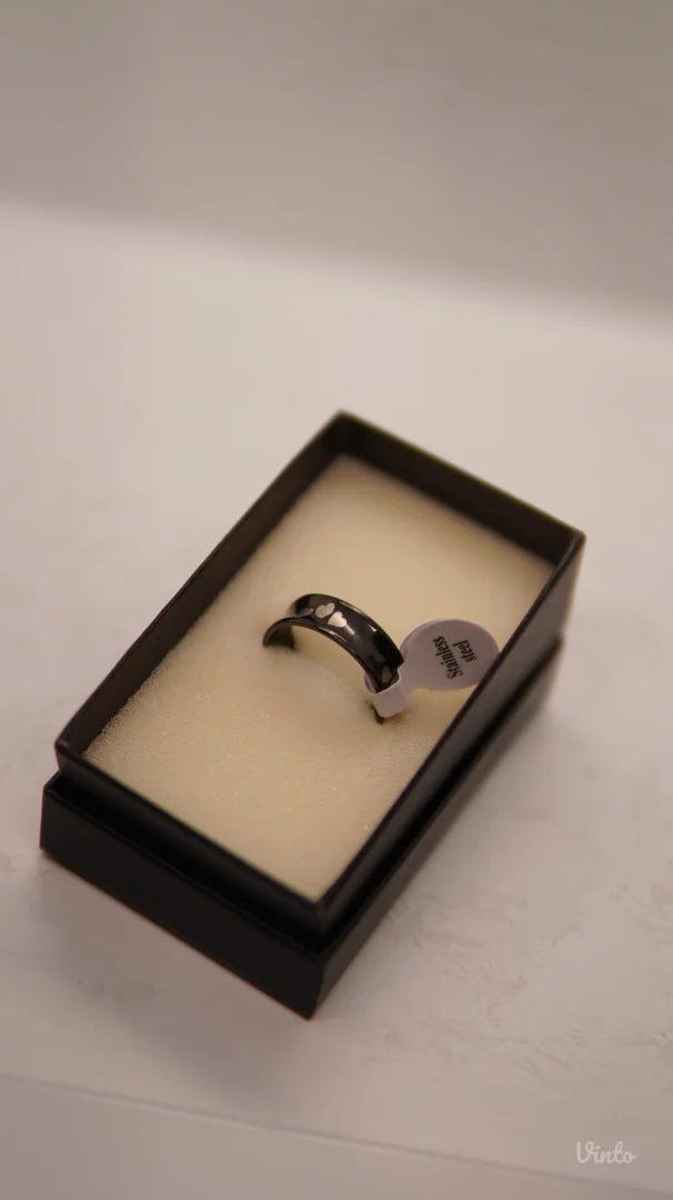 9.6.4.21. Nov crni muški prsten sa srcima