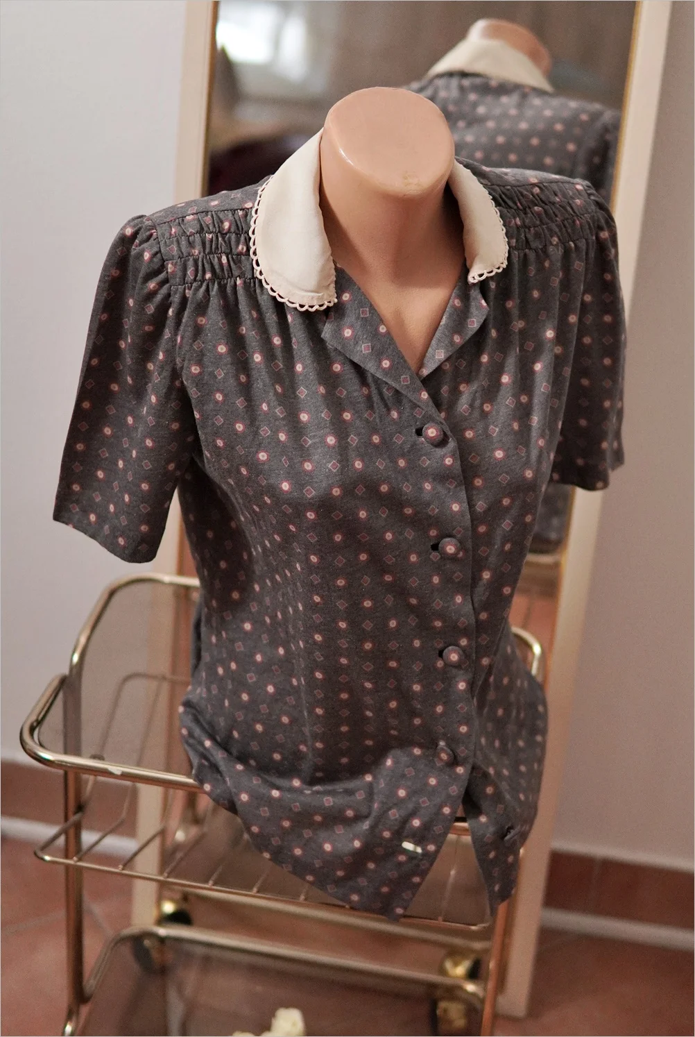 6.6.1. Sivi komplet bluza i suknja S retro - Akcija!