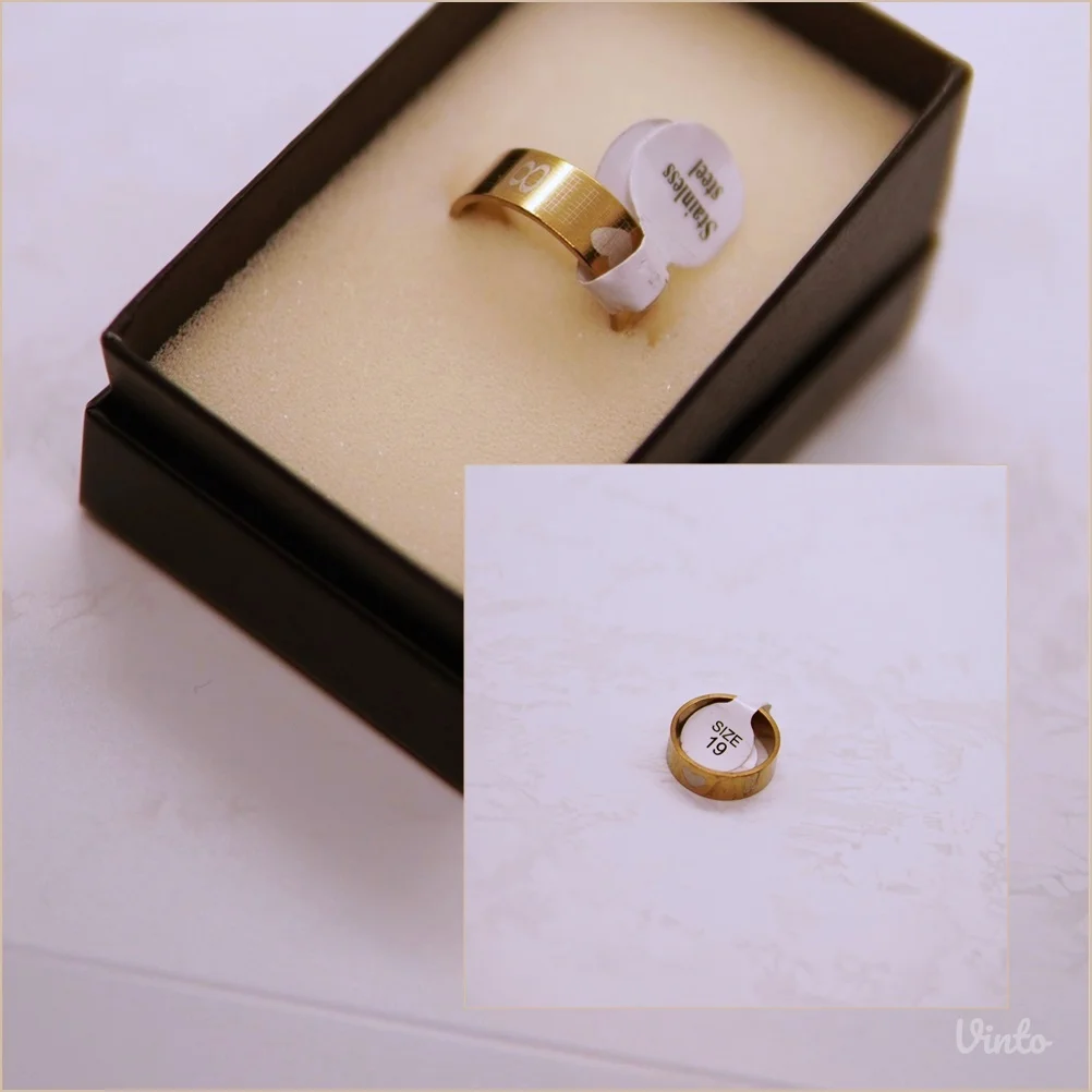 9.6.8.19. Muški prsten sa srcem zlatna boja