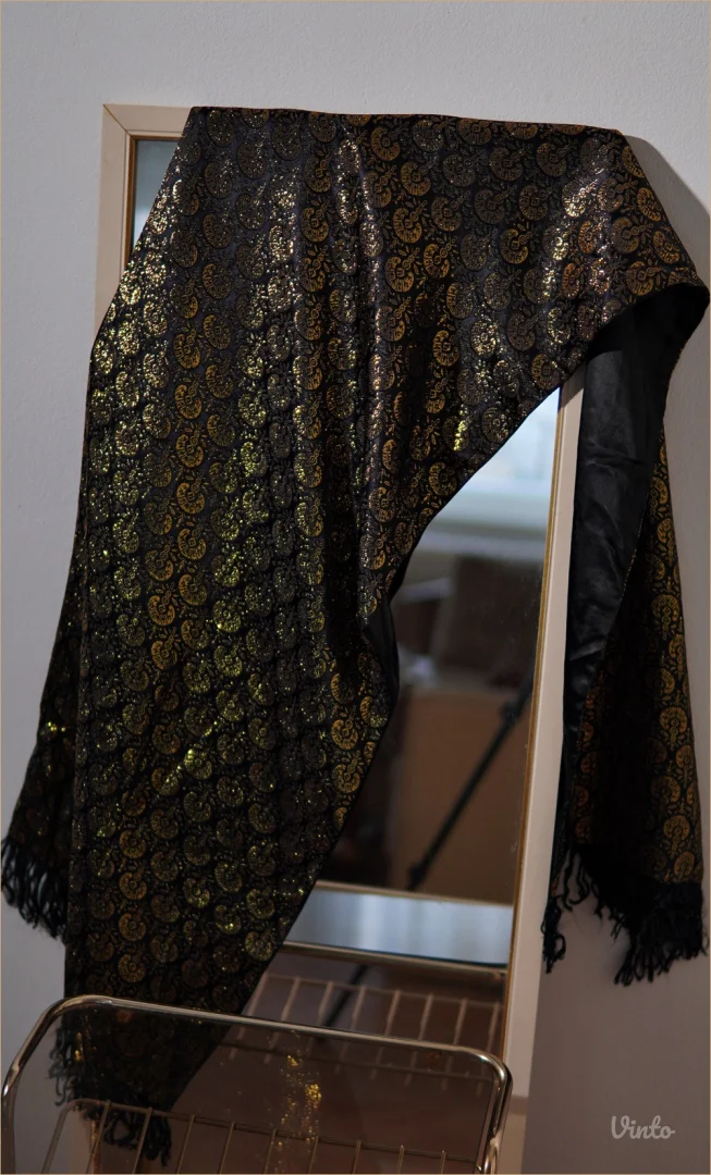 9.0. Crno zlatna svečana ešarpa