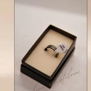 9.6.3.19. Nov crni muški prsten sa srebrnim linijama    (1)