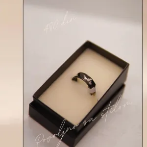 9.6.4.21. Nov crni muški prsten sa srcima