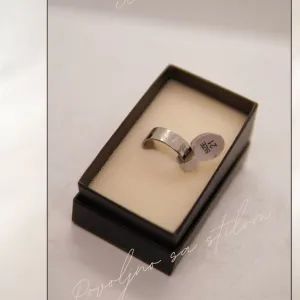 9.6.15.21. Nov muški prsten elegantnog dizajna