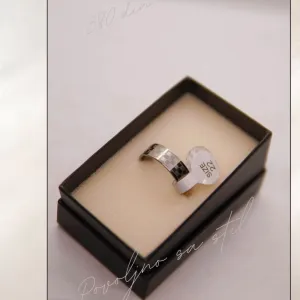 9.6.16.22. Nov prsten sa elegantnim detaljima