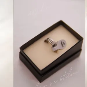 9.6.17.21. Nov muški prsten sa linijskim detaljem