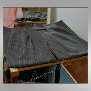 5.4.2. Sive elegantne pantalone sa štraftama M