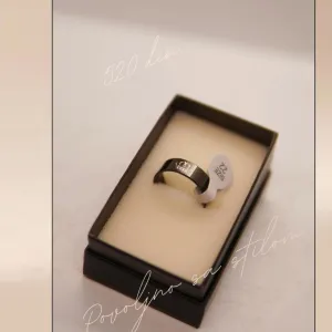 9.6.2.22. Nov crni muški prsten sa motivom krune