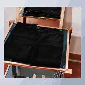 5.4.2. Crne ženske pantalone M