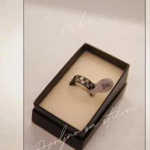 9.6.5.20. Nov crni muški prsten šah stil