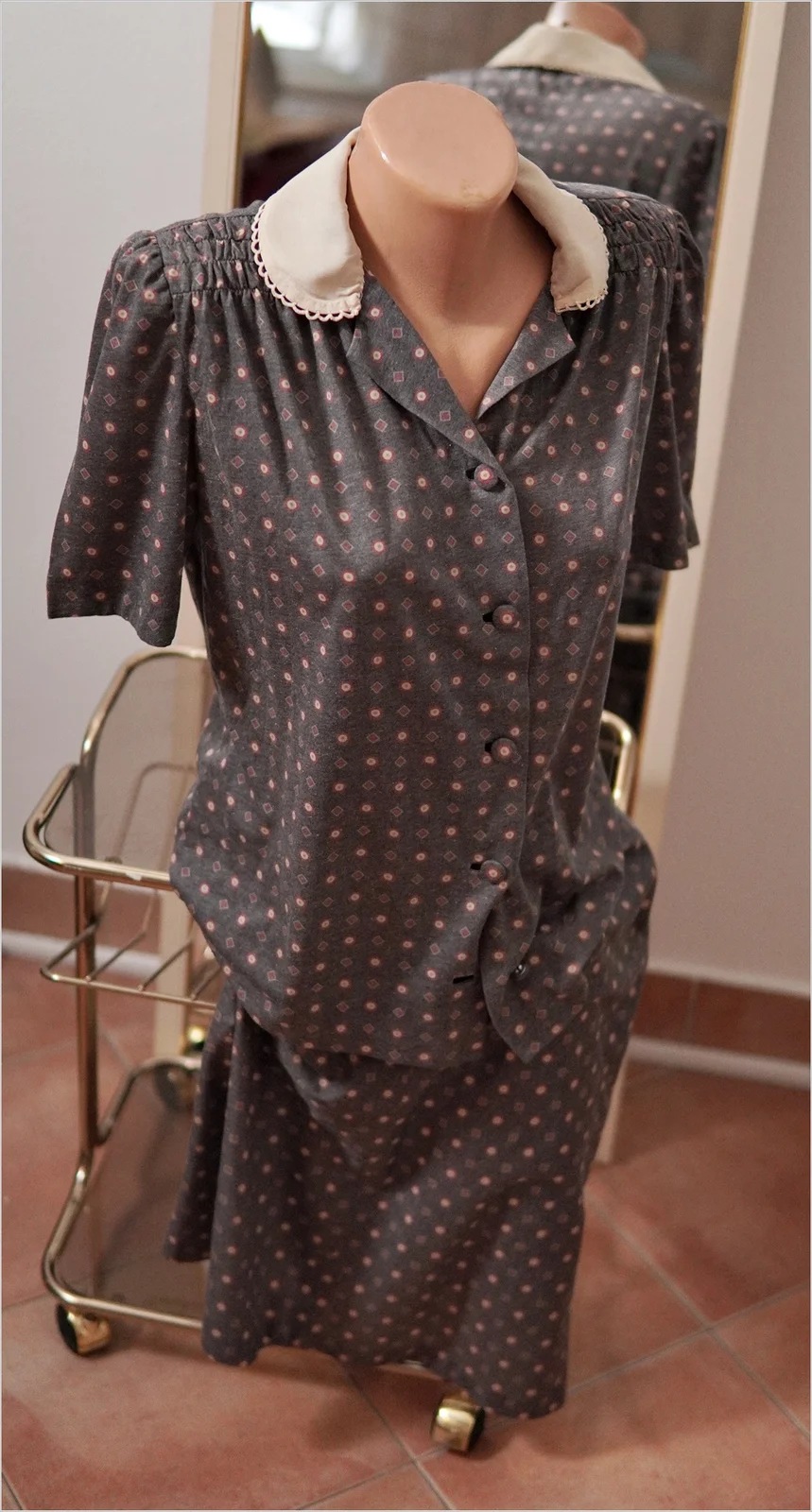 6.6.1. Sivi komplet bluza i suknja S retro - Akcija!