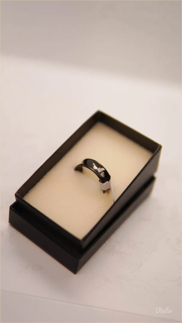 9.6.4.21. Nov crni muški prsten sa srcima