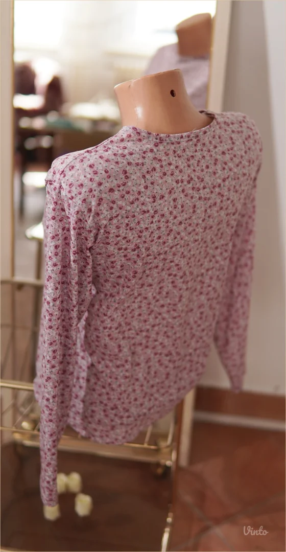 4.5. Majica roze na cvetiće M