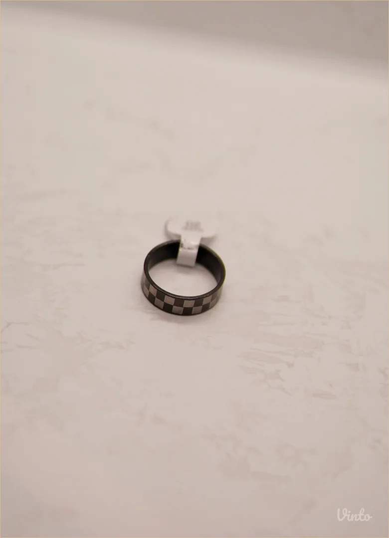 9.6.5.20. Nov crni muški prsten šah stil