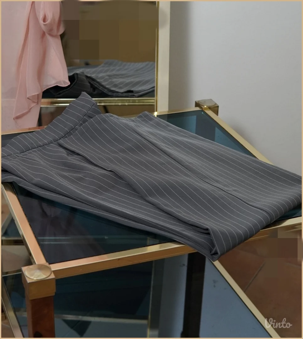 5.4.2. Sive elegantne pantalone sa štraftama M