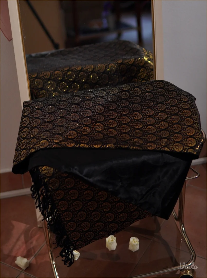 9.0. Crno zlatna svečana ešarpa